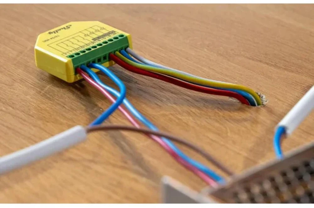 Shelly Plus RGBW PM LED juostos valdiklis (Wifi, Bluetooth)