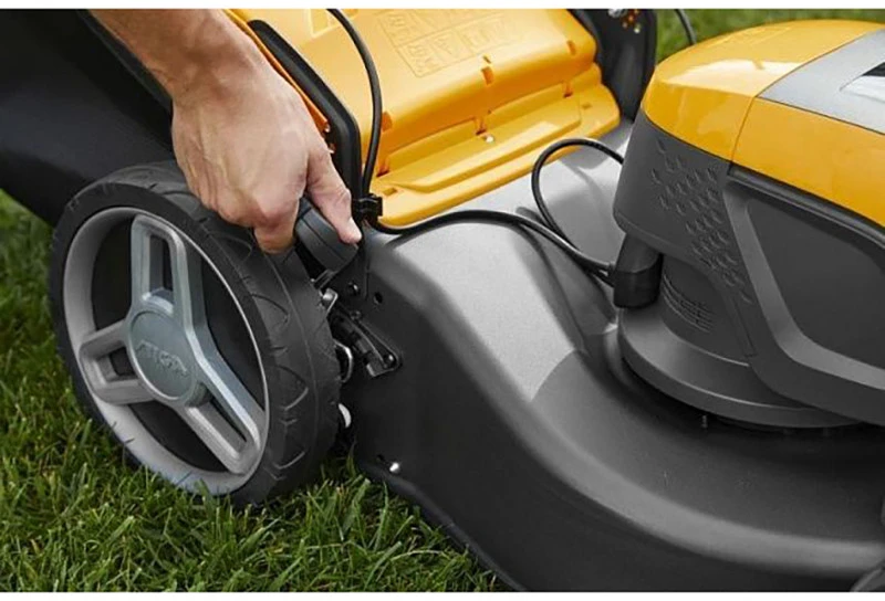 STIGA Collector 548 AE Kit premium akumuliatorinė vejapjovė 46cm 48V 4Ah 1.3kW 22-80mm 2L0485808/ST1