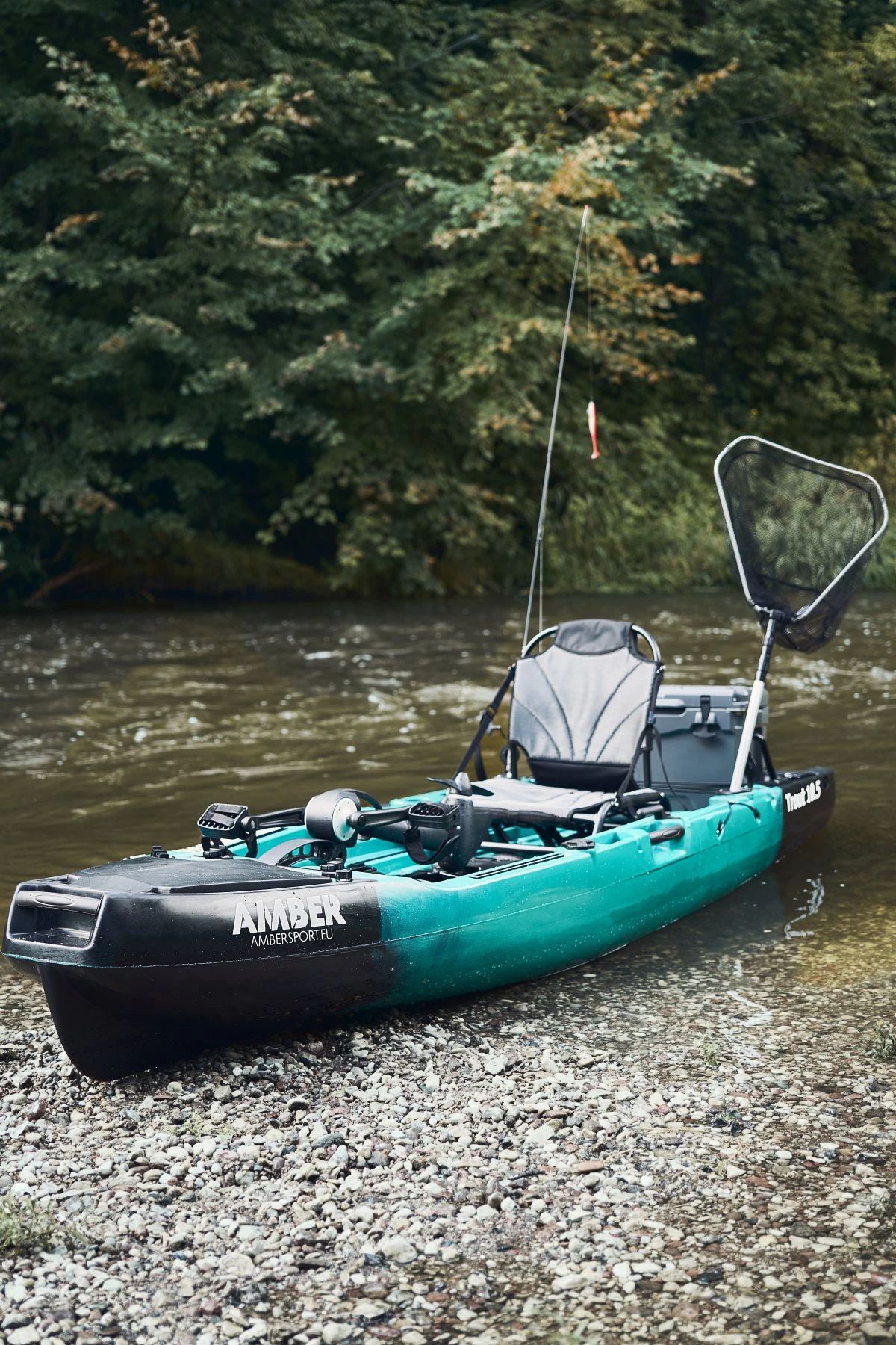 Vienvietė minama žvejybinė baidarė AMBER TROUT 10.5, PROP pedal, 320 x 85 x37 cm, Jungle Camo, HDPE aprašymas - Prekės nuotrauka