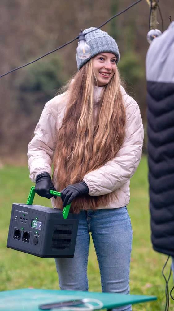 „Apc Schneider OffGrid“ nešiojama elektrinė 730, 738 Wh ličio jonų, LCD, 2 CEE 7/3 „Schuko“ lizdai, „Sinewave“, 3 USB-A, 2 USB-C, belaidis įkroviklis