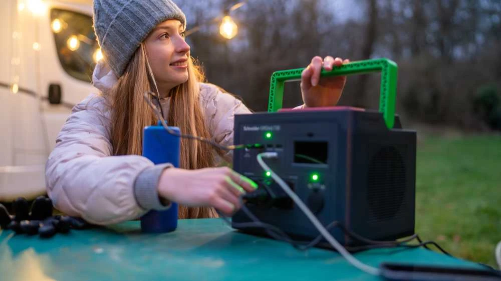 „Apc Schneider OffGrid“ nešiojama elektrinė 330, 230 V, 332 Wh ličio jonų, LCD, 2 CEE 7/3 „Schuko“ lizdai, „Sinewave“, 3 USB-A, 1 USB-C, belaidis įkroviklis