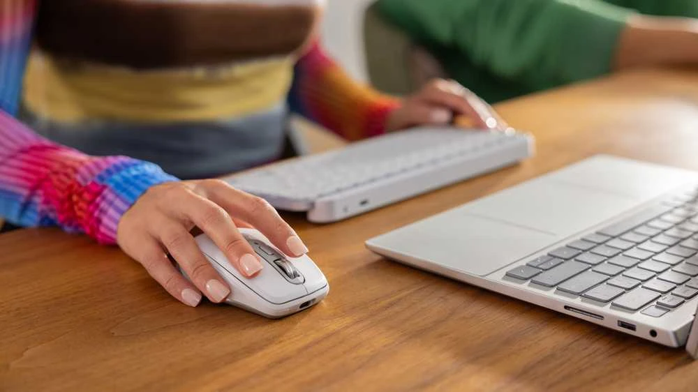 Belaidė pelė Logitech MX Anywhere 3S - RF belaidė + Bluetooth, lazerinis, 8000 DPI, Pale Pilkas (Baltas)