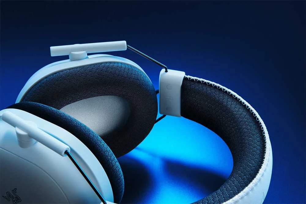 Razer BlackShark V2 Pro baltos ausinės: lankelio ir kaušelių detalė