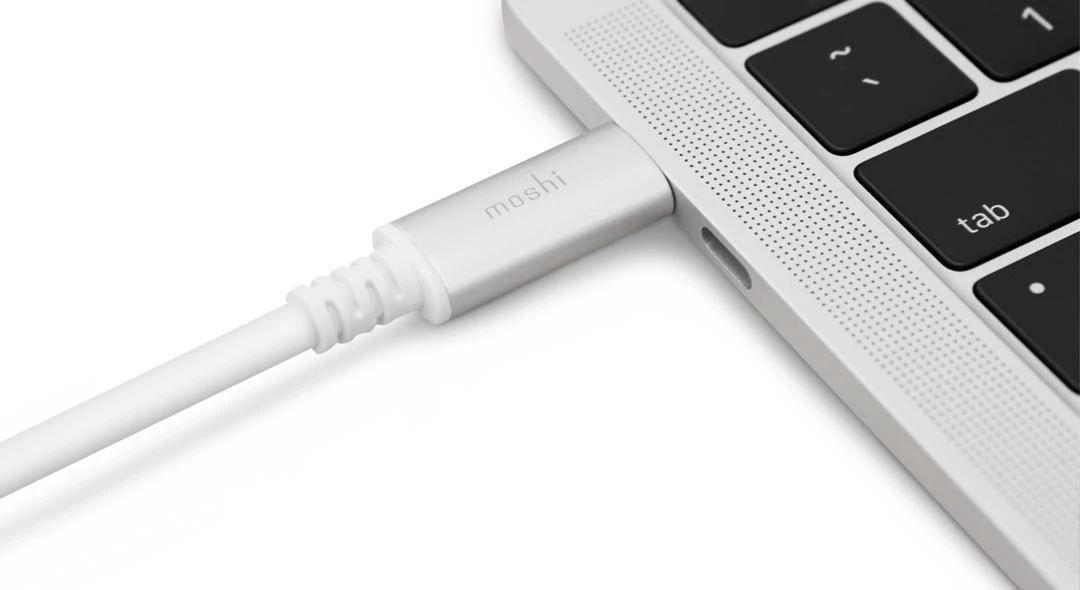 Moshi USB-C laido jungtis nešiojamajame kompiuteryje