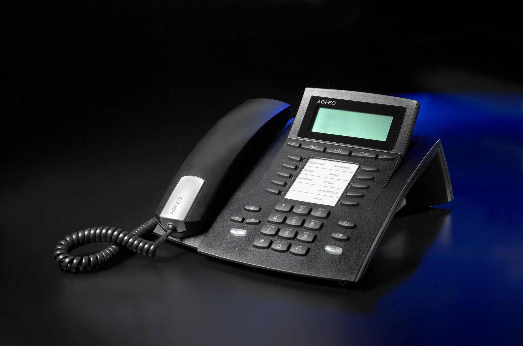 Telefonas Agfeo Agfeo ST 22 IP Juodas/für AS-Anlagen mit Firmware ab 9.2b + ES-Systeme Firmware ab1.5d, bewegl. 2-zeiliges Ekranas, HS- Anschluss, funktionstastenbezogenes Besetztlampenfeld, geeignet für ASIP Protokoll, Anbindung via LAN. Für PoE ausgelegt,