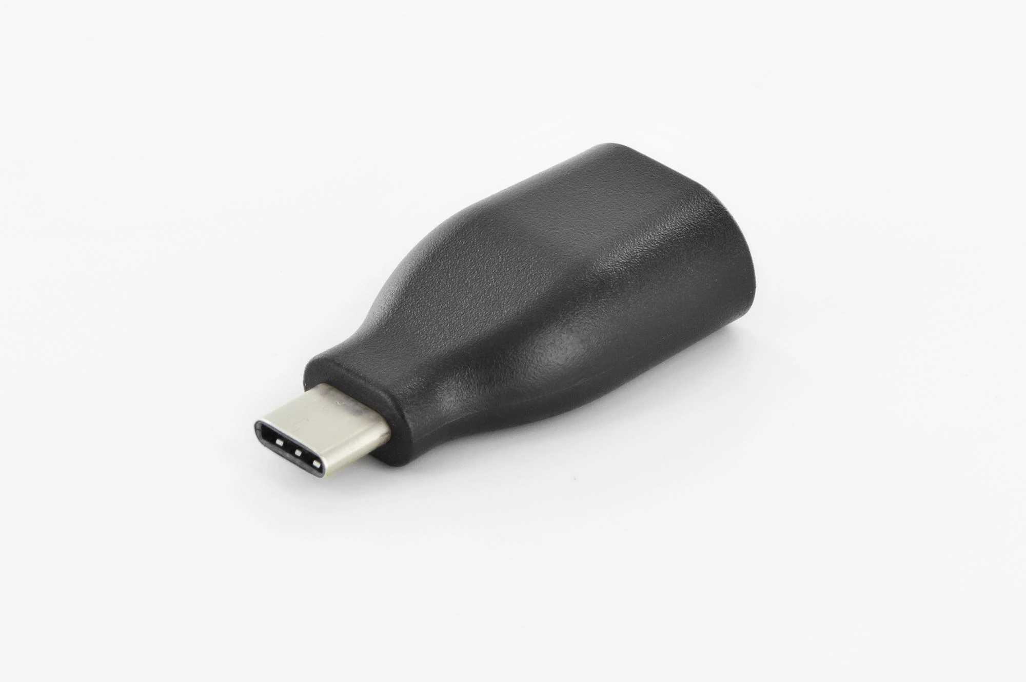 Juodas USB-C adapteris, kištuko detalė