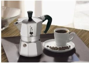 Bialetti Moka kavinukas su kavos puodeliu