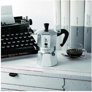 Bialetti Moka Express aliuminis kavinukas ant stalo