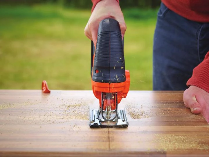 Black & Decker siaurapjūklis pjaunant medieną