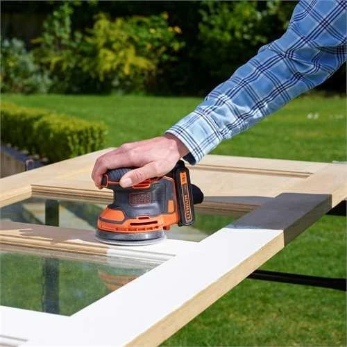 Black & Decker ekscentrinis šlifuoklis dirbant su durimis