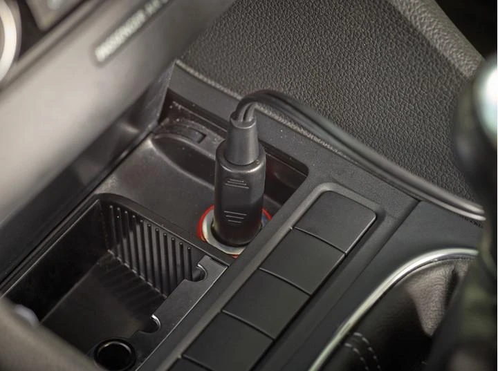 Black & Decker Juodas & Decker automobilinis dulkių siurblys Juodas+DECKER ADV1200-XJ (12W, raudona ir pilka spalvos)