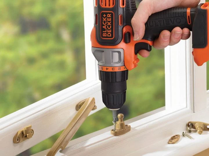 Black+Decker Multievo įrankis prislukant lango rėmą