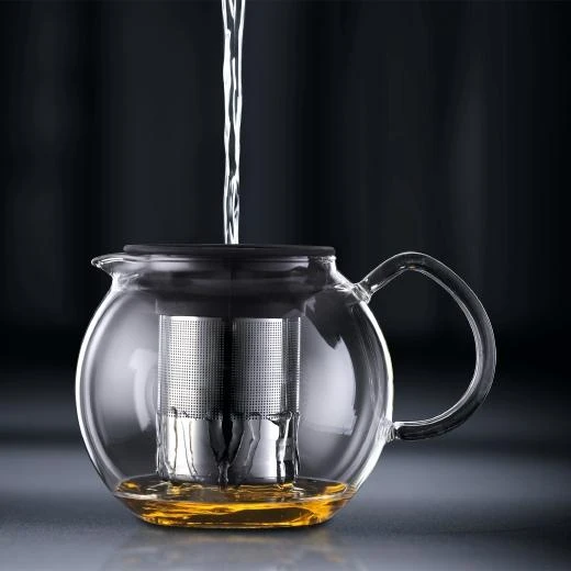 Bodum Assam arbatinukas pilant vandenį