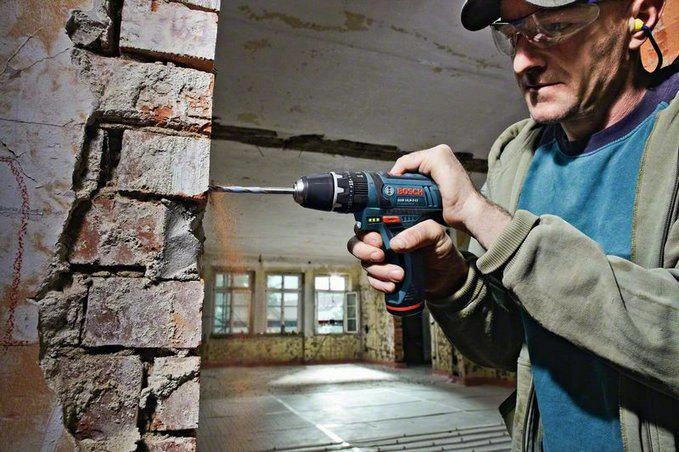 Bosch GSB 12V-15 gręžtuvas darbo procese