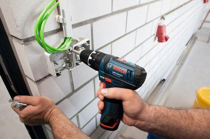 Bosch GSB akumuliatorinis suktuvas montuojant elektros lizdą