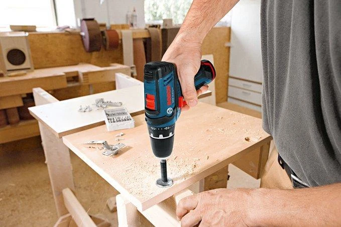 Bosch GSR 12V-15 suktuvas naudojimo procese