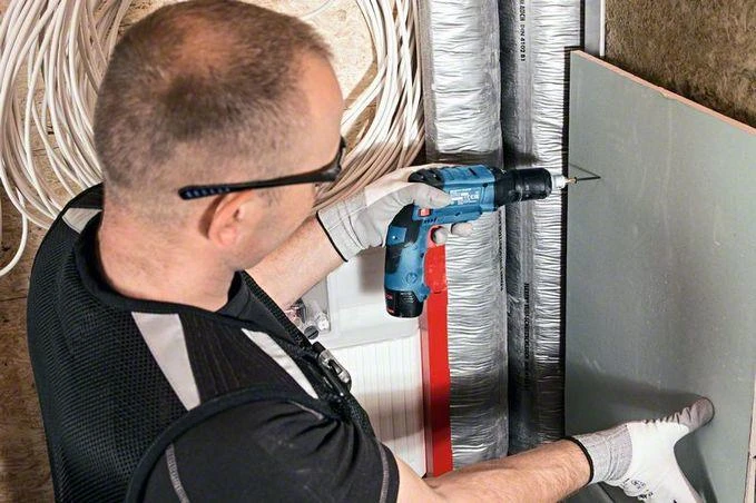 Bosch suktuvas GTB 12V-11 gipso plokščių montavimo metu