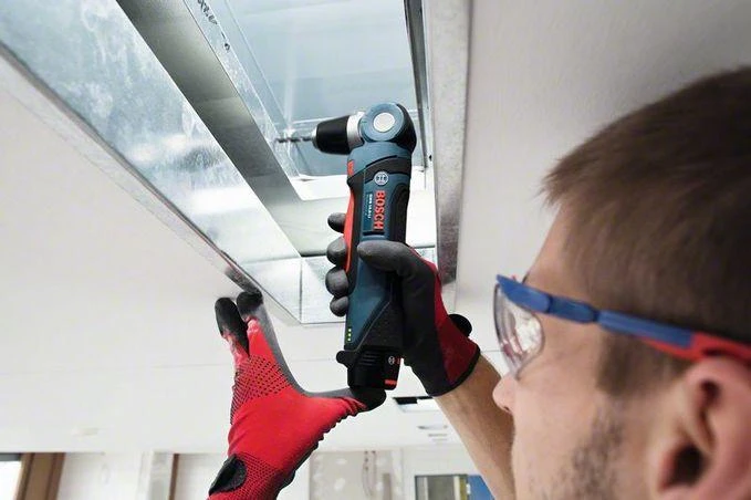 Bosch kampinis gręžtuvas darbo metu
