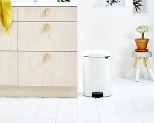 Šiukšlių dėžė su pedalu Brabantia NewIcon, 20 l, Balta