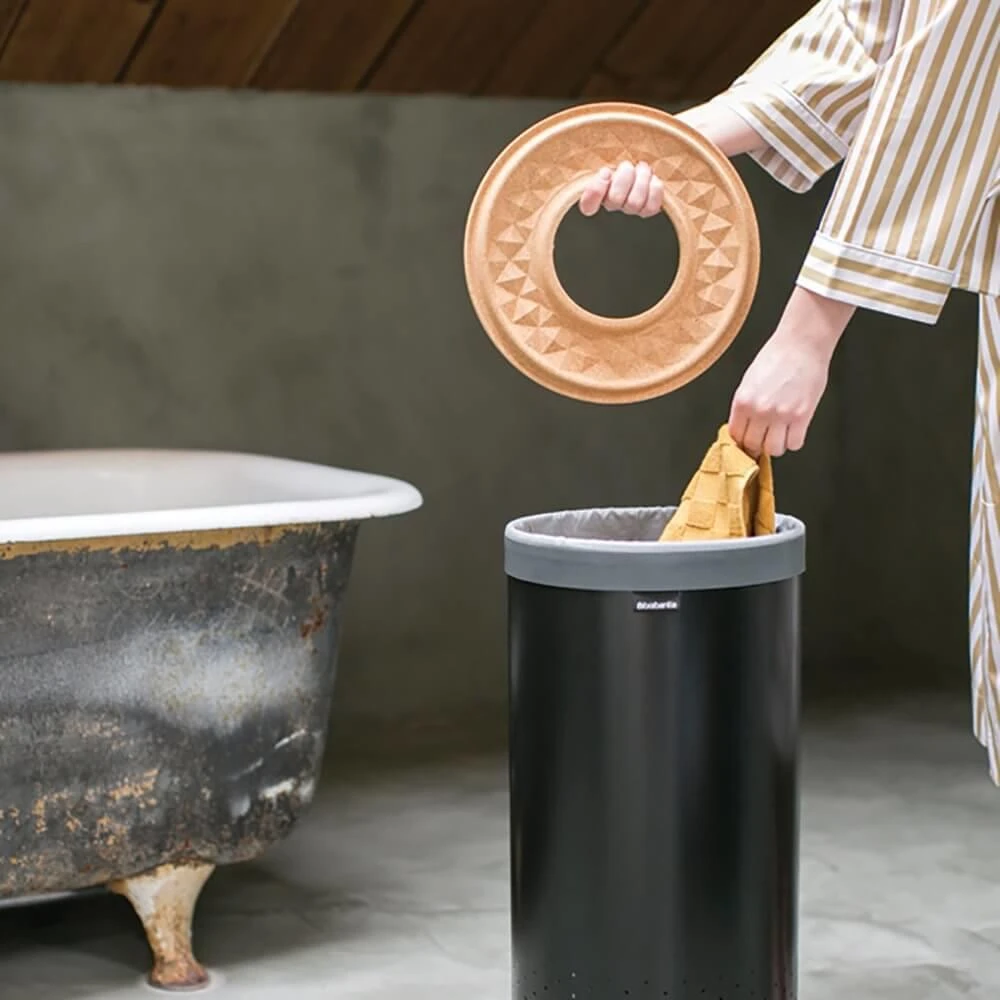 Brabantia Skalbinių dėžė 35l. juoda matinė/ kamštinis dangtis