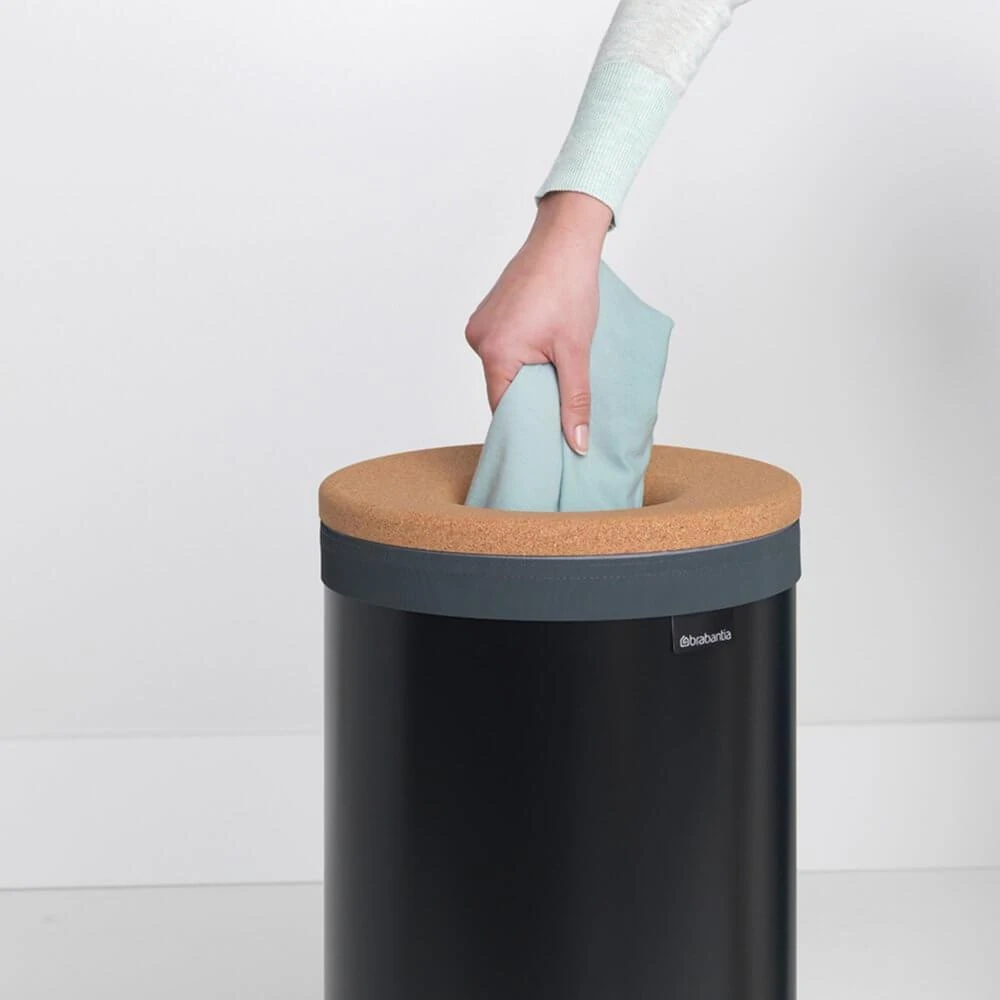 Brabantia Skalbinių dėžė 35l. juoda matinė/ kamštinis dangtis