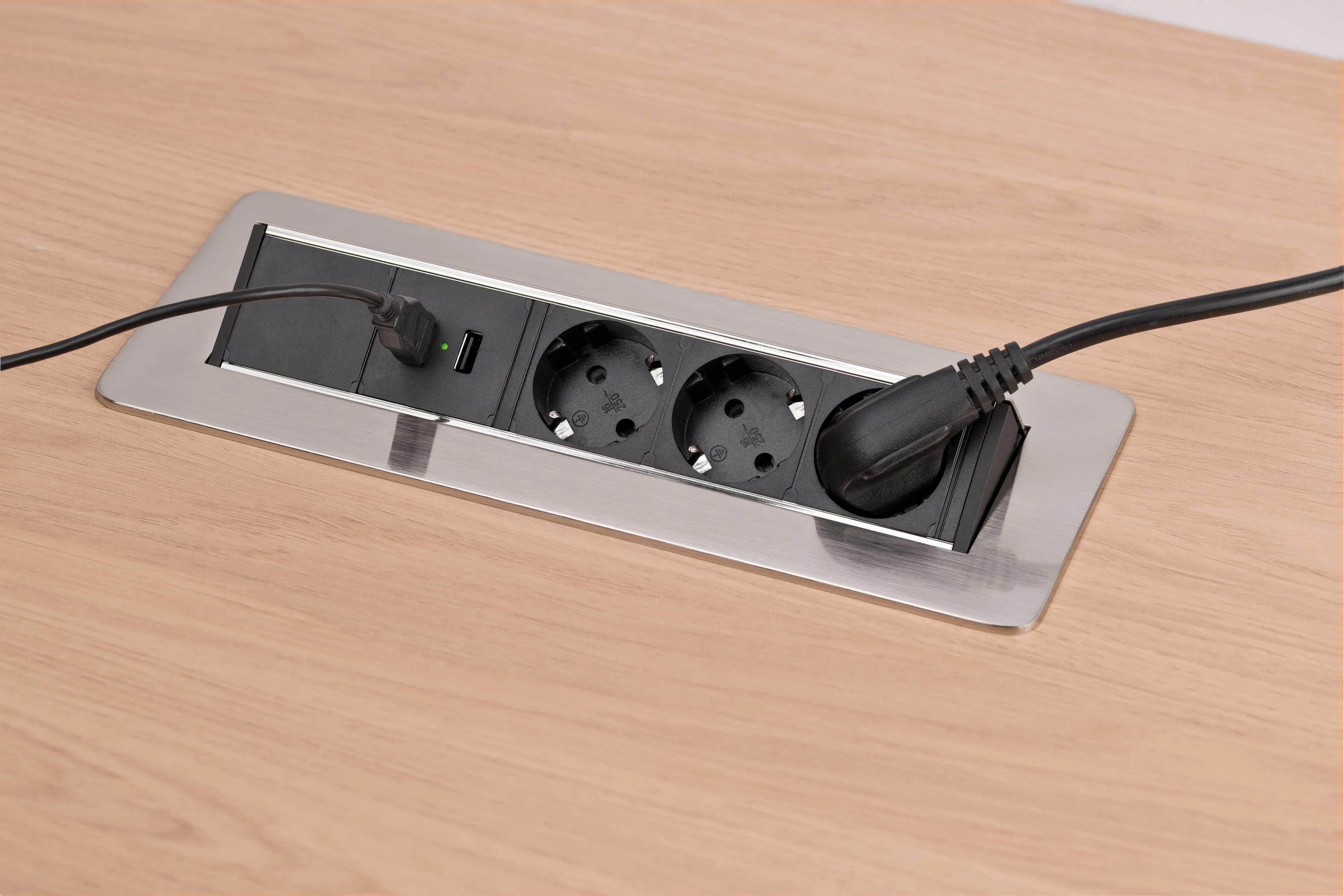 Brennenstuhl Indesk maitinimo šaltinis, 3 jungčių + 2 USB jungtys