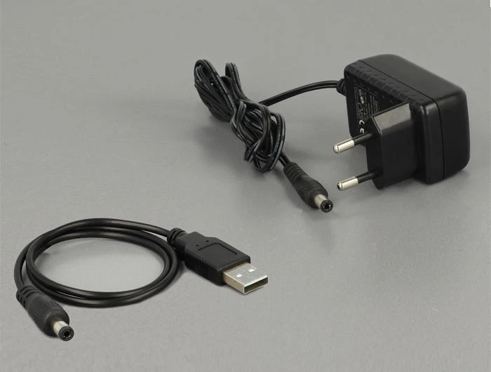 Sieninis maitinimo adapteris su USB laidu
