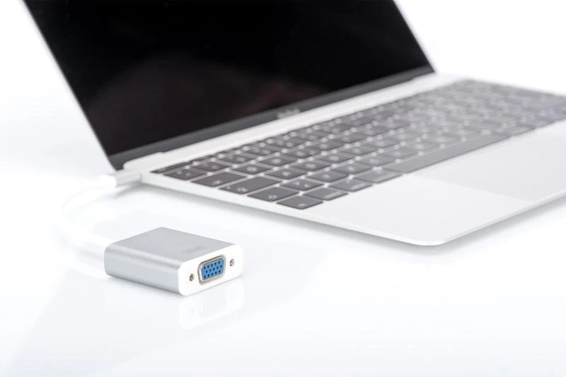 USB-C į VGA adapteris su nešiojamuoju kompiuteriu