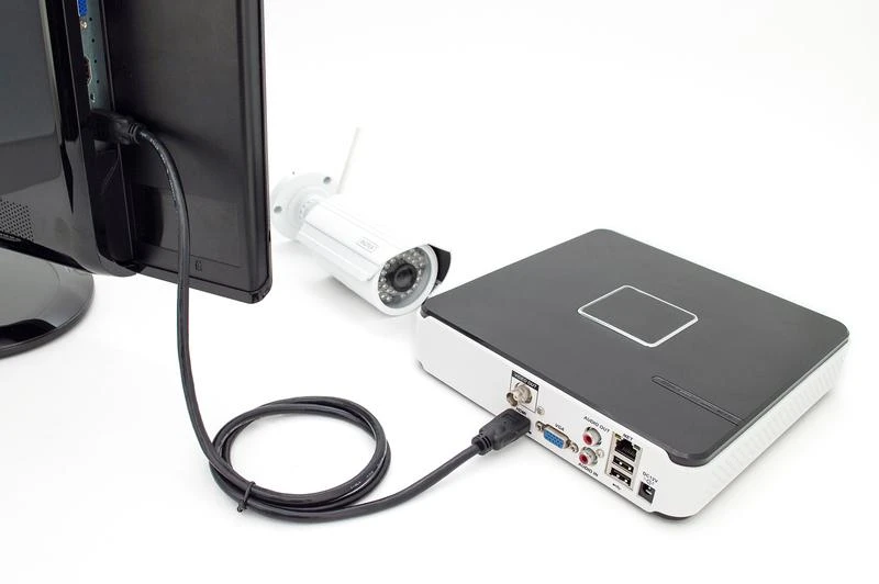 HDMI kabelis sujungtas su stebėjimo įrenginiu