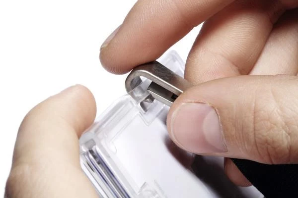 Durable SZT kortelės laikiklio tvirtinimo mechanizmas