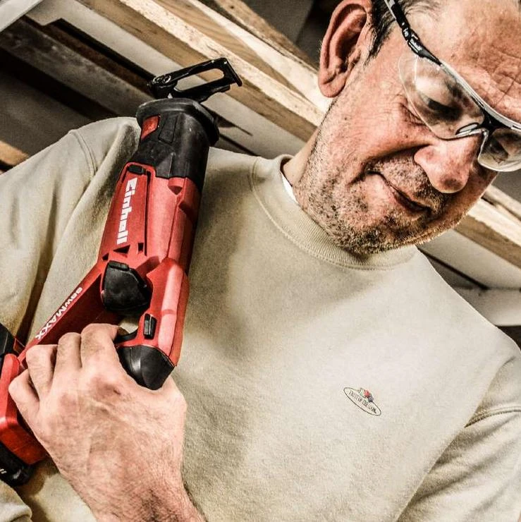 Einhell TE-AP 18 Li stūmoklinis pjūklas rankose