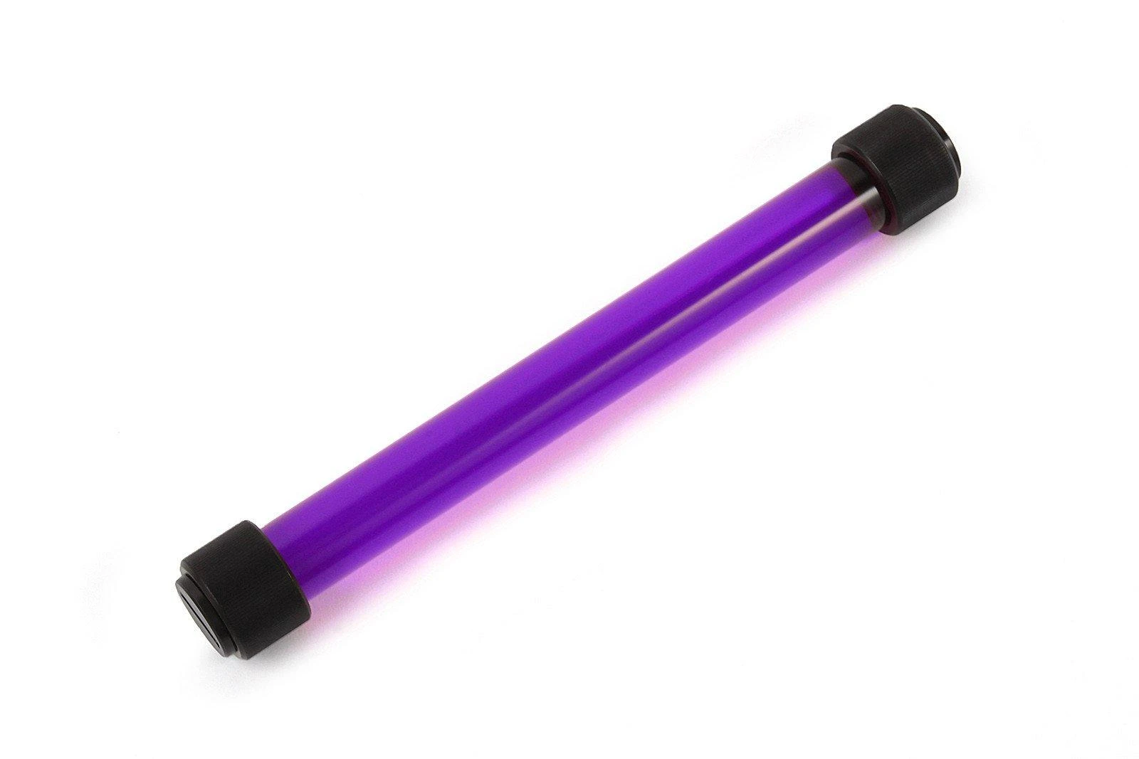 Vandens aušinimo vamzdelis su violetiniu skysčiu