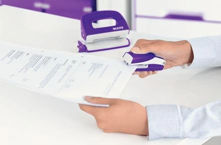 Violetinis Leitz WOW Mini segiklis naudojimo metu