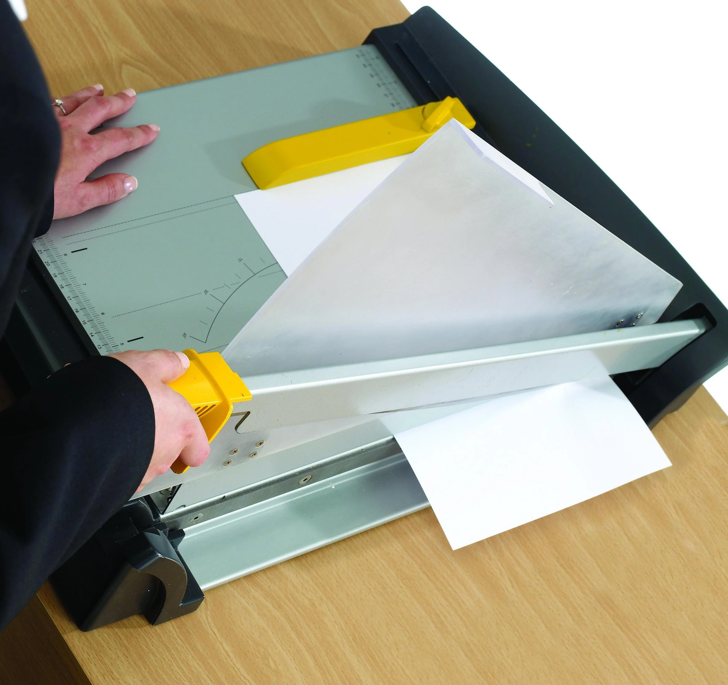Fellowes Plasma A3 pjaustytuvas darbo procese