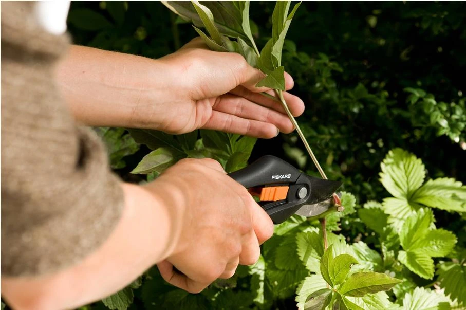 Fiskars SingleStep sekatorius prasilenkiančiais ašmenimis