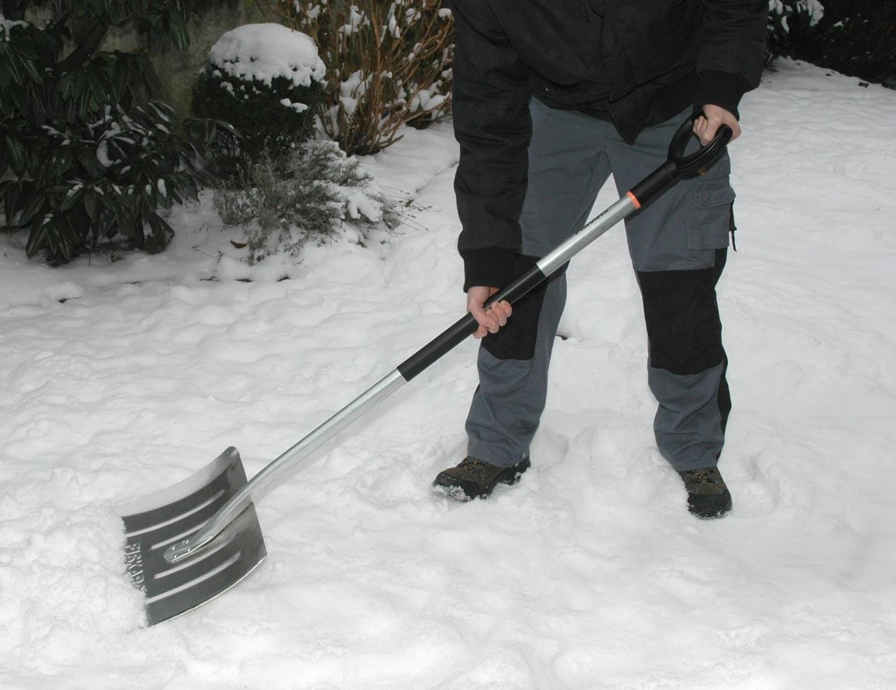 Fiskars Lengvas ir tvirtas aliumininis sniego kastuvas 44cm (1001636)