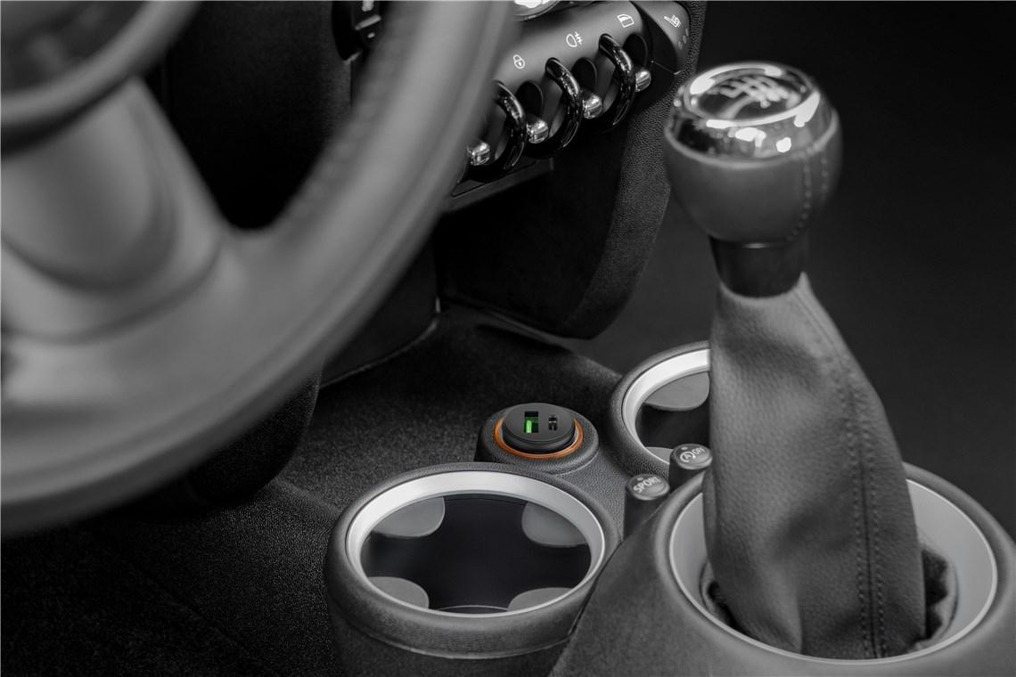 Goobay dvigubas USB automobilinis greitas įkroviklis USB-C™ PD (maitinimas)