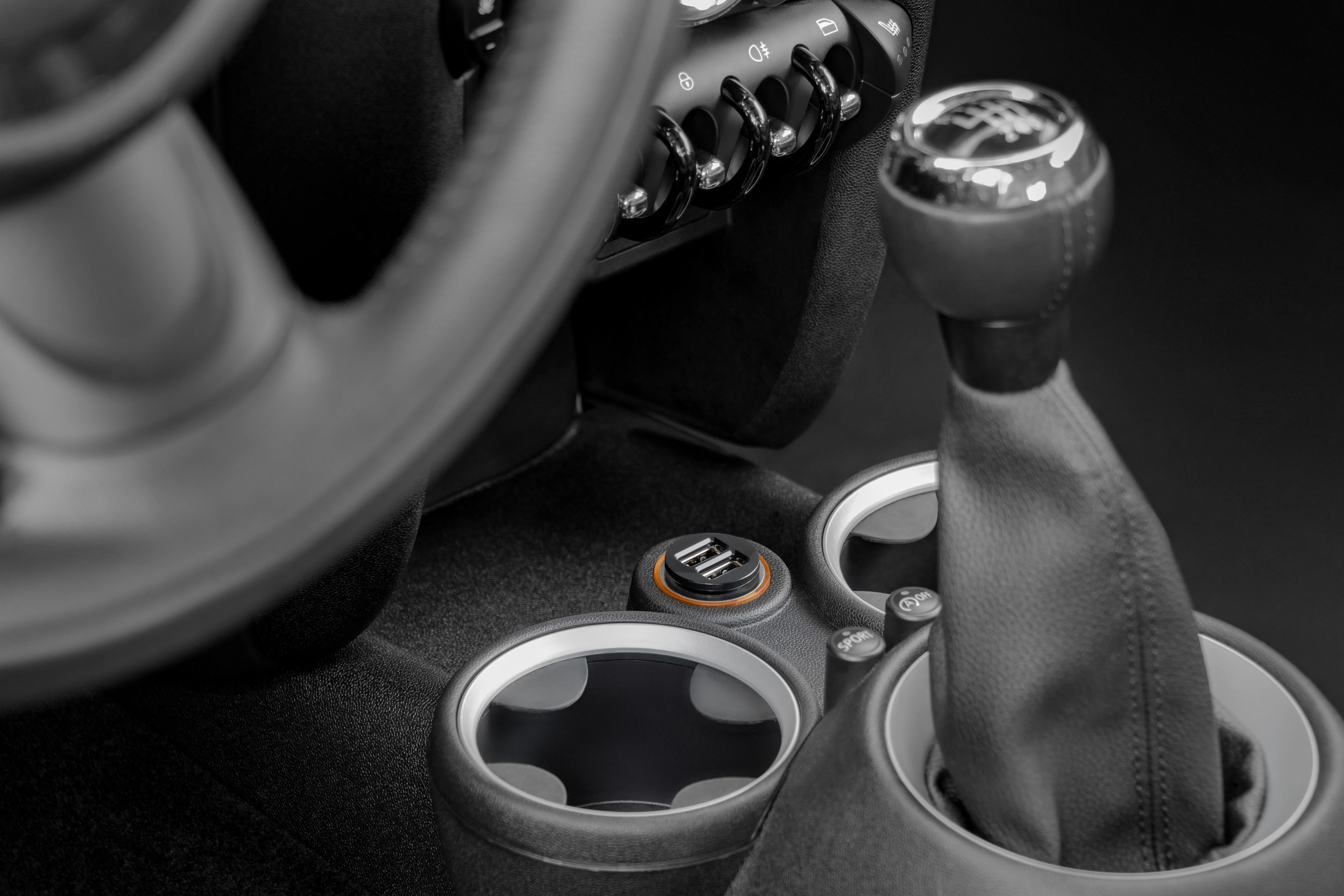 Dvigubas USB automobilinis įkroviklis konsolėje
