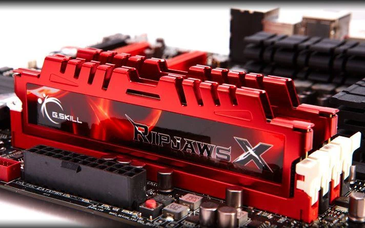 G.Skill RipjawsX RAM su raudonu radiatoriumi