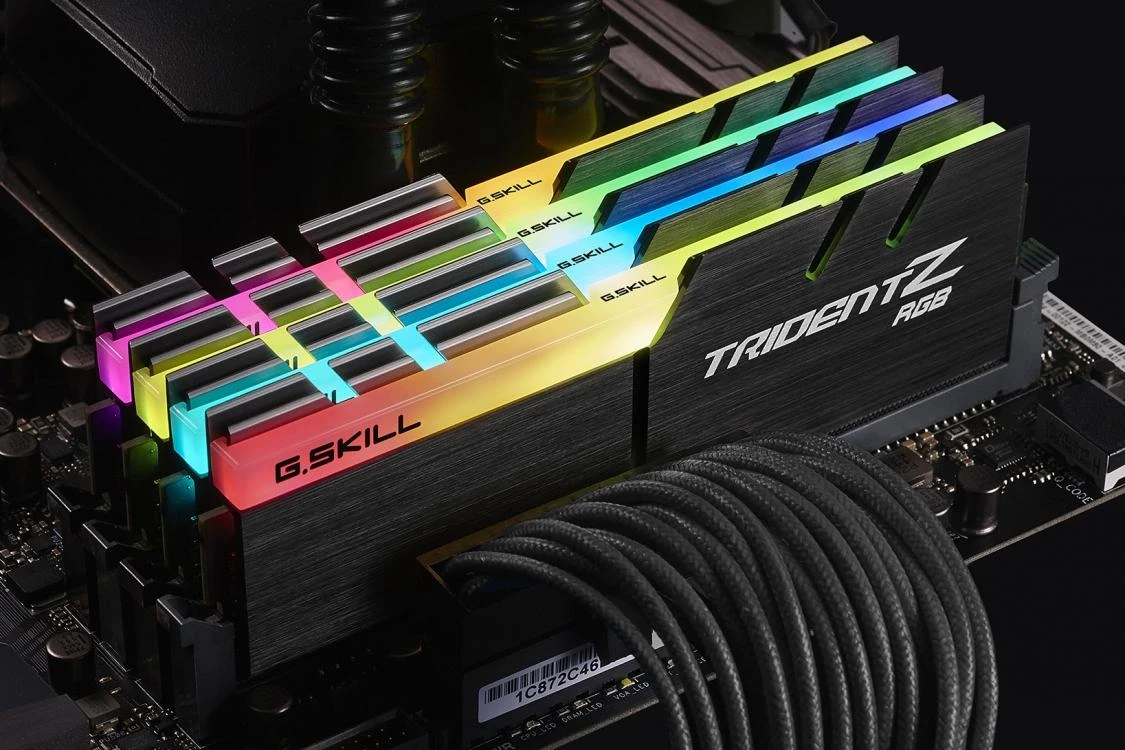 G.Skill Trident Z RGB RAM su šviečiančiu apšvietimu