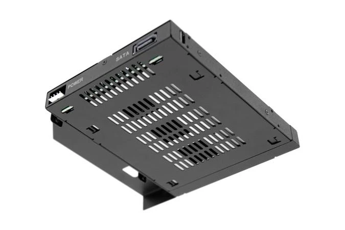 Nezatříděno „Icy Dock“ 5,25 colio iki 2,5 colio SATA „ToughArmor“ optinio disko lizdas (MB411SKO-B)