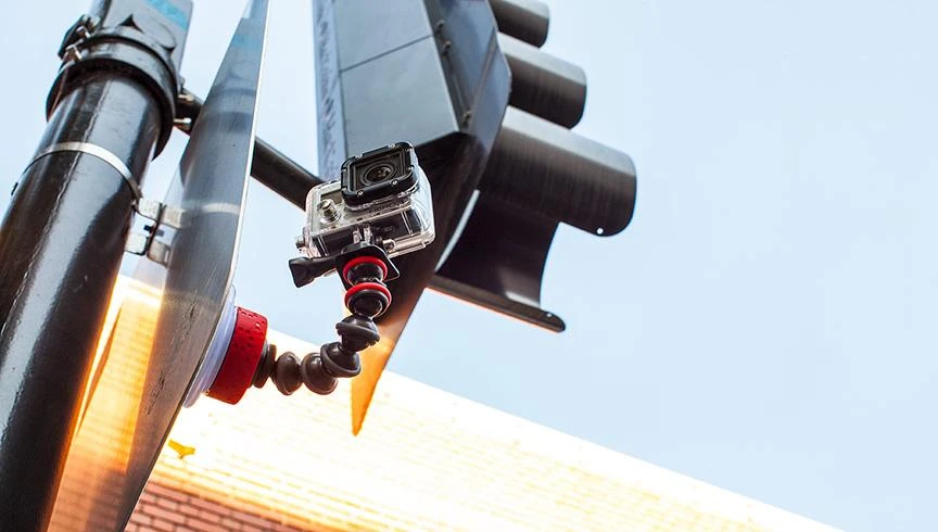 Joby siurbtukas su lanksčia jungtimi ant stulpo
