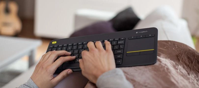 Logitech WIRELESS TOUCH Klaviatūra K400 - PLUS Juodas (CZECH)