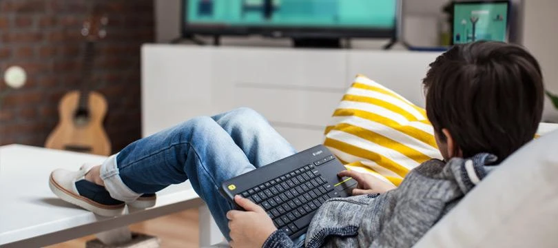 Logitech WIRELESS TOUCH Klaviatūra K400 - PLUS Juodas (CZECH)