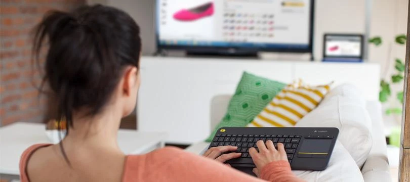 Logitech WIRELESS TOUCH Klaviatūra K400 - PLUS Juodas (CZECH)