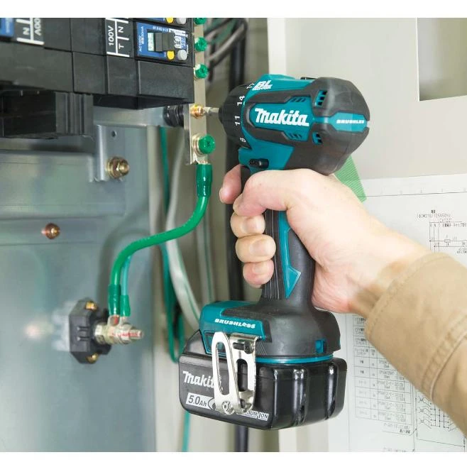 Makita DDF083Z naudojimas elektros instaliacijos darbuose