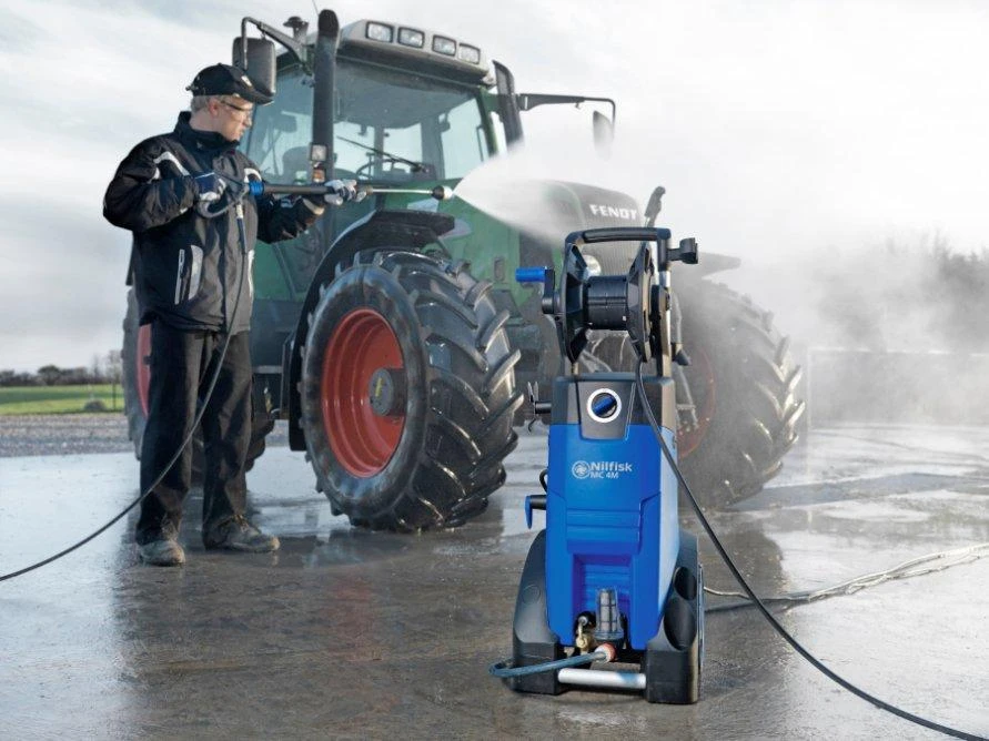 Nilfisk MC 4M-160/620 XT traktoriaus plovimo metu