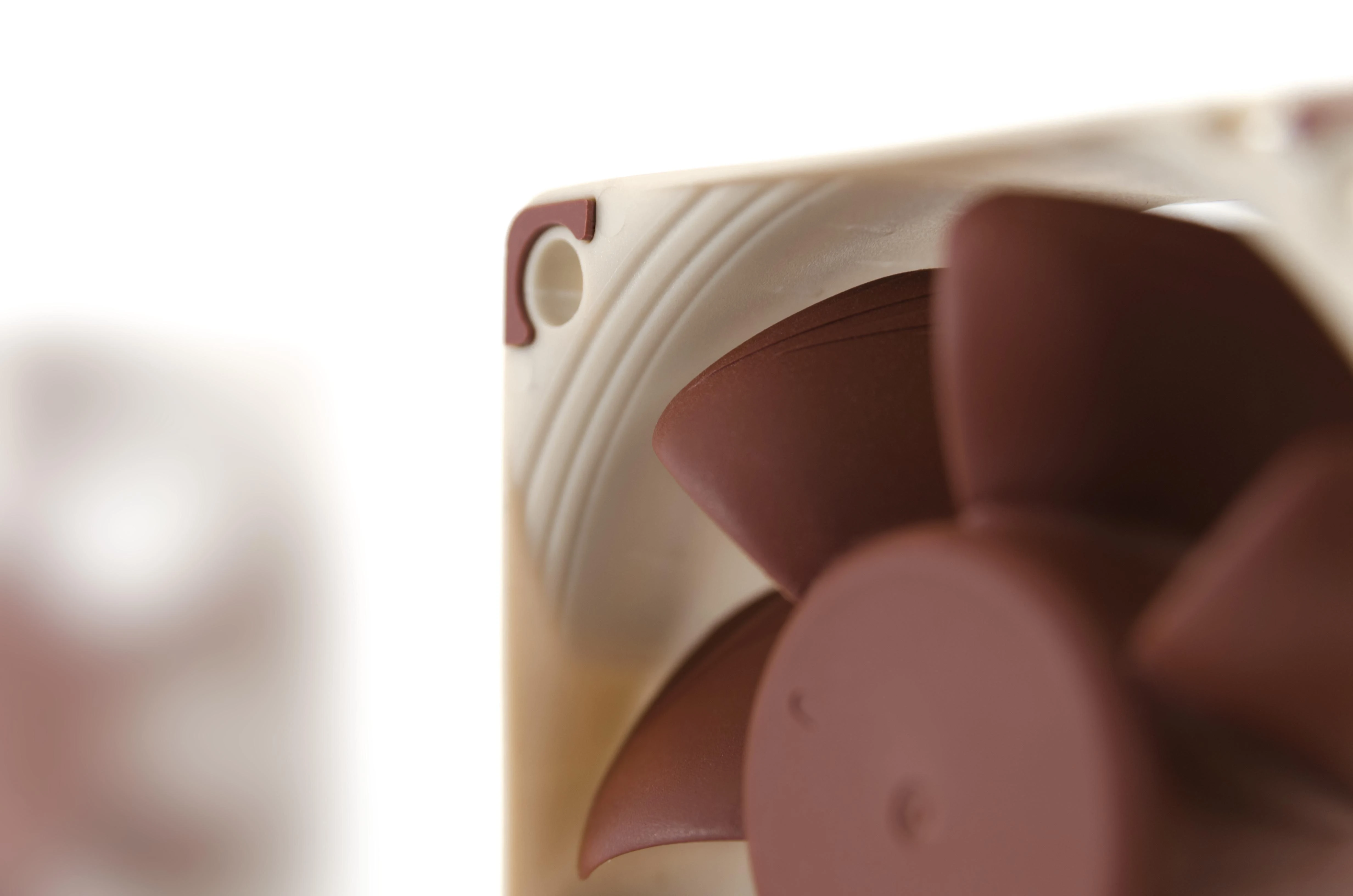 Noctua NF-A6x25 ventiliatorius: kampinis stambus planas