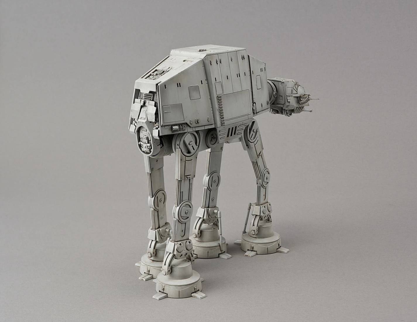 Revell Star Wars AT‑AT 1/144 plastikinis surinkimo rinkinys (Bandai)
