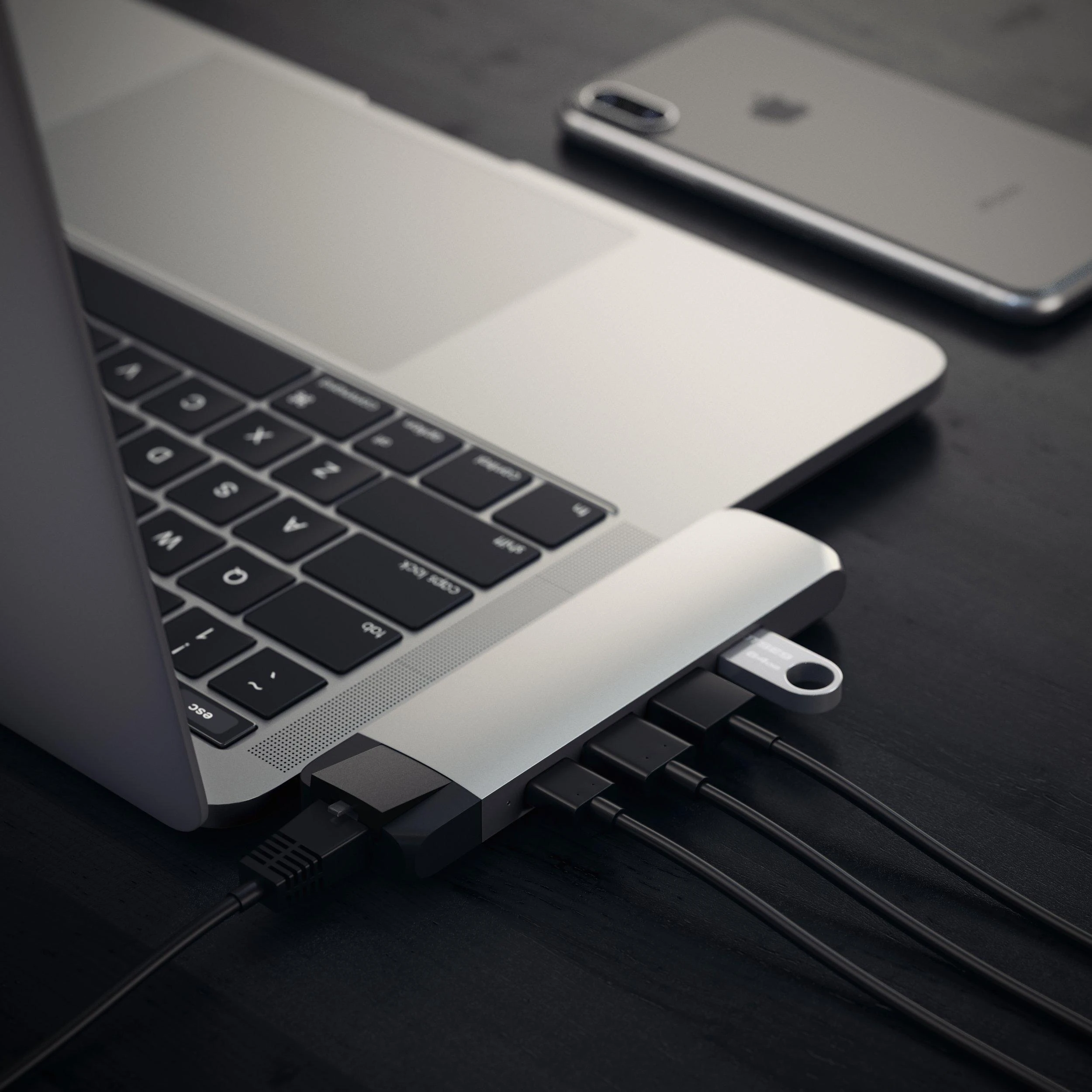 Satechi Pro Hub USB-C adapteris su prijungtais laidais